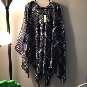 White & Black sweater material poncho O/S